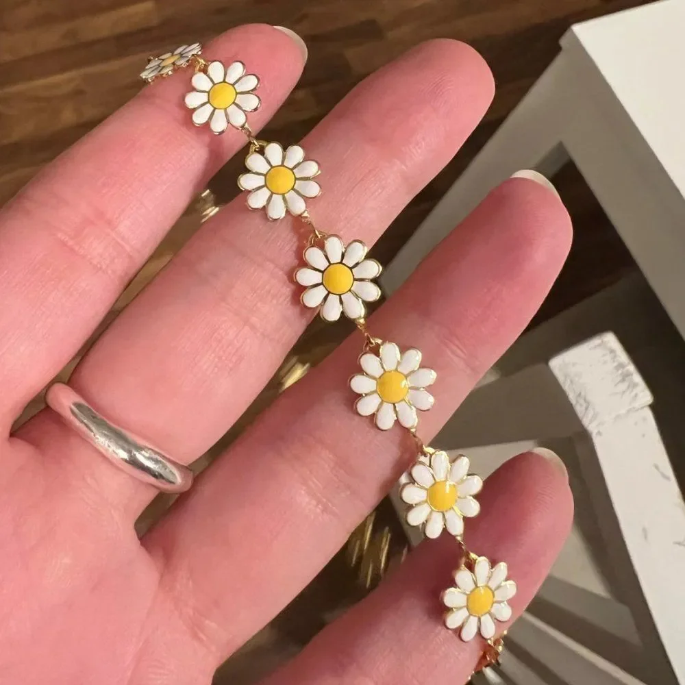 Modcloth White and Yellow Daisy Link Bracelet - Picture 5 of 6